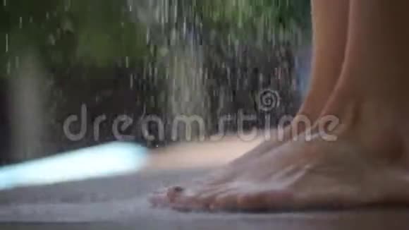脚和喷水视频的预览图