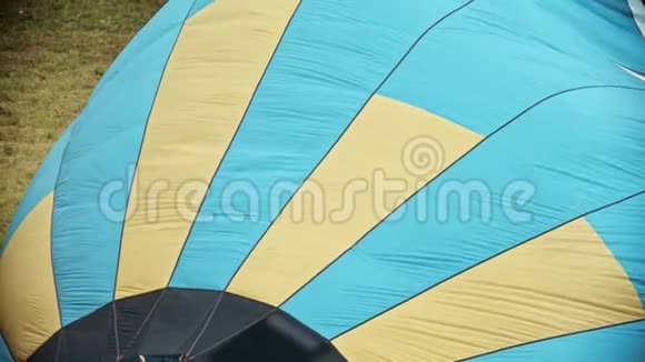 用消防车给气球充热空气气球上有黄色和蓝色的条纹视频的预览图