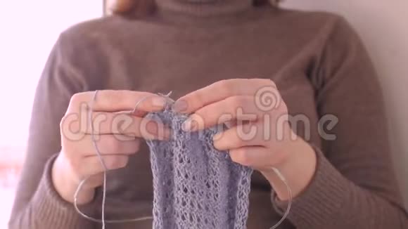 那个女人织毛衣打针特写镜头天然羊毛视频的预览图