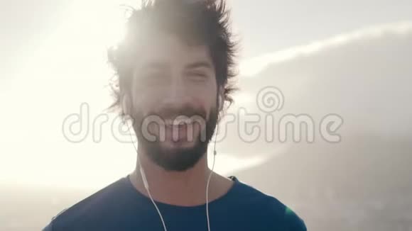 一位男性运动员在阳光下微笑的肖像视频的预览图
