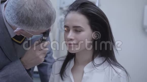 肖像美丽的年轻女子坐在医生的椅子上做眼科检查专业眼科医生视频的预览图
