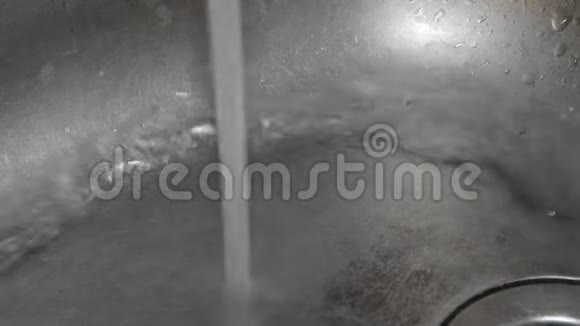一个漏水滴水的旧水槽视频的预览图