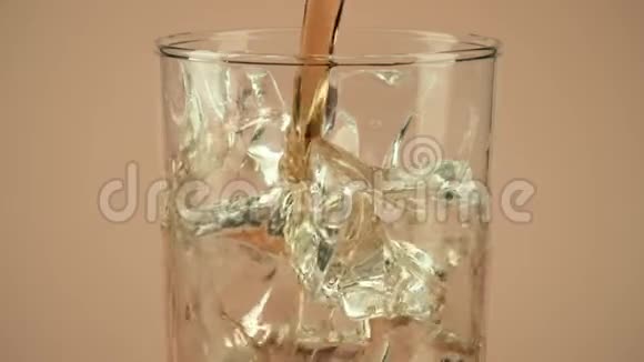 将可乐软饮料倒入杯中杯中放有棕色背景的冰块慢镜头对准红色视频的预览图