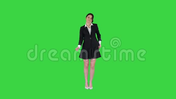 布鲁内特学校女孩在绿色屏幕上跳舞Chroma键视频的预览图