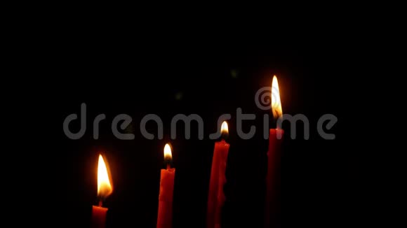 烛光在晚上点燃在黑色背景上燃烧蜡烛抽象背景的概念视频的预览图