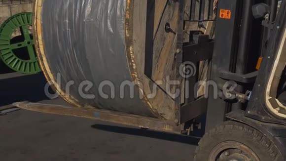 一辆叉车用电缆举起一个巨大的海湾把它装进卡车里电缆厂成品装车视频的预览图