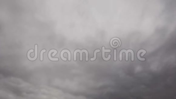 时间流逝灰色的天空浓密的印纹云典型的恶劣天气视频的预览图