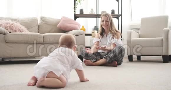 妈妈带着女儿在家地毯上爬行视频的预览图