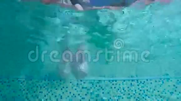 一个男孩潜入游泳池视频的预览图
