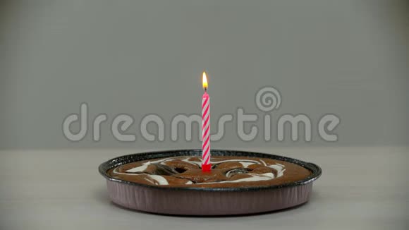 蜡烛正在桌上那块孤独的蛋糕上熄灭视频的预览图