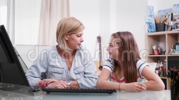 母亲和女儿彼此相爱视频的预览图