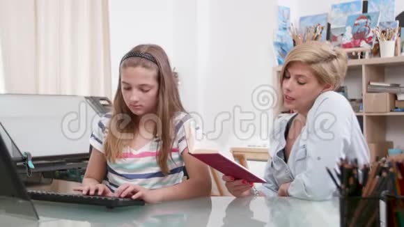 母亲帮助女儿提高打字技能视频的预览图