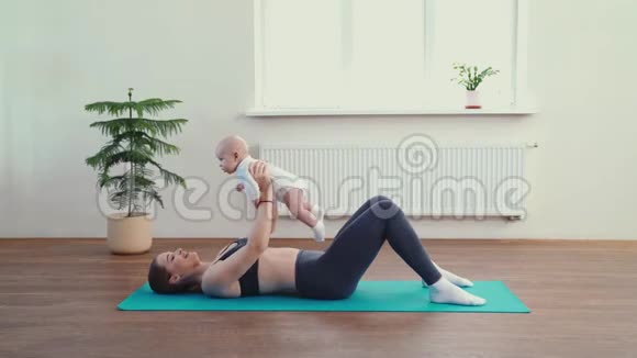 妈妈在家和宝宝一起健身视频的预览图