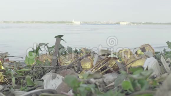 湄公河附近的塑料垃圾金边亚洲视频的预览图