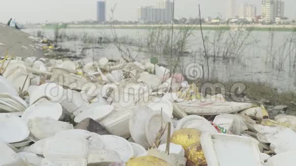 湄公河附近的塑料垃圾金边亚洲视频的预览图