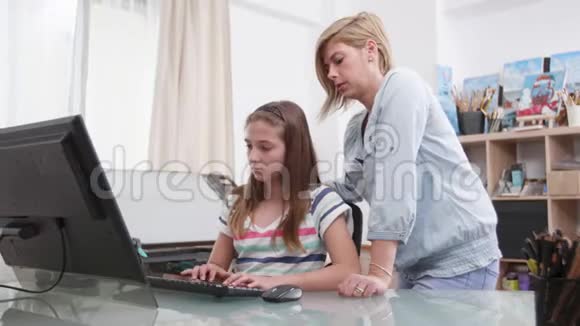 负责的母亲帮助女儿完成家庭作业视频的预览图