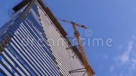 蓝天上的起重机正在建造新的摩天大楼建筑施工视频的预览图