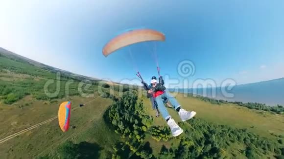 人们用滑翔机训练在天空中飞翔视频的预览图