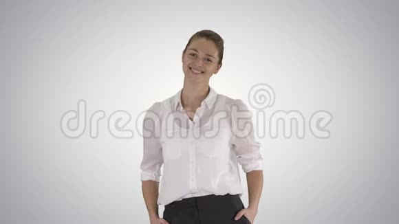 看着伟大的神奇乐观的商业女性微笑的梯度背景视频的预览图