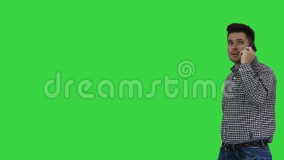 男人在电话上说话在绿色屏幕上做笔记Chroma键视频的预览图