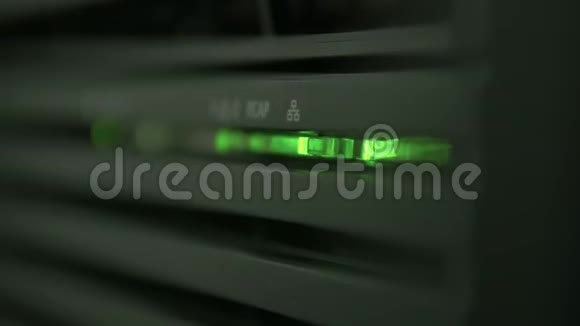 闪烁绿色服务器操作指标视频的预览图