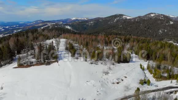 高空观山间运动员滑雪者的比赛冬季山区的双项全能一群运动员视频的预览图