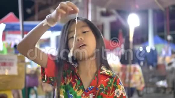 儿童小女孩喜欢在街头吃食物视频的预览图
