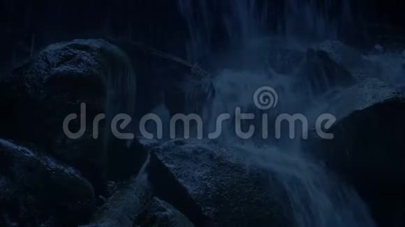 在黄昏中观赏野落石瀑布视频的预览图