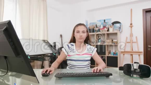 年轻女孩用鼠标和键盘对着相机输入文字视频的预览图