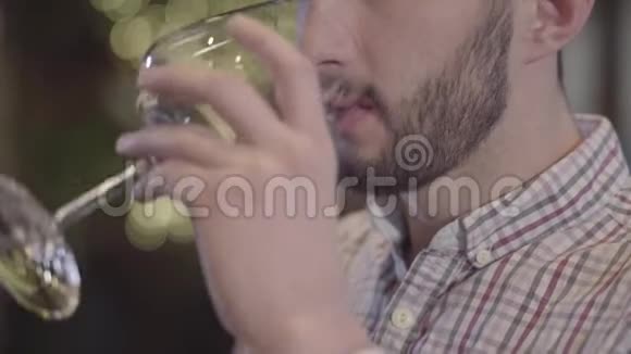 一张留胡子的家伙喝着酒抽烟的半张脸的特写视频的预览图