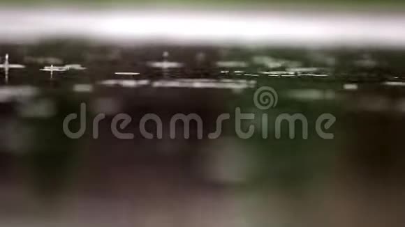 雨落在水坑里水坑里的泡泡视频的预览图
