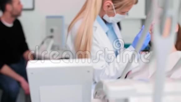 检查时使用牙科镜的女性正畸医师视频的预览图
