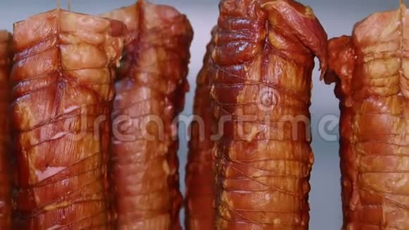 肉类加工厂货架上熏猪肉视频的预览图