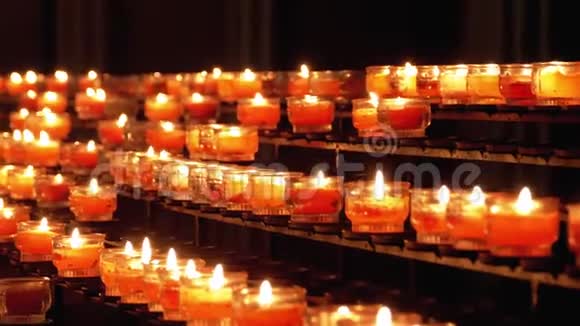 在大教堂烧蜡烛在天主教会点燃纪念蜡烛萨尔茨堡奥地利视频的预览图