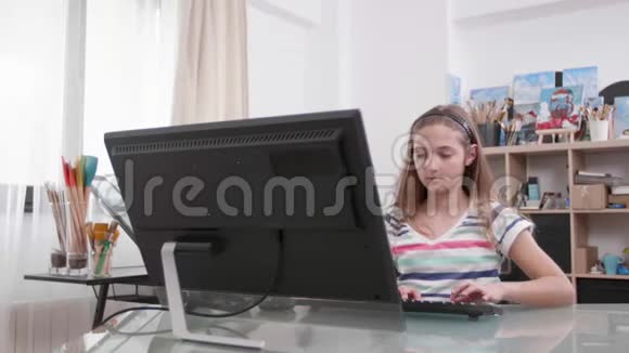 穿着超级英雄服装偷拍一个在电脑上工作的少女视频的预览图