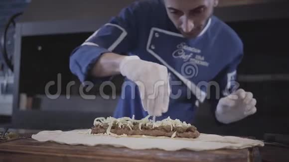 职业男子穿着蓝色厨师制服在现代土耳其餐厅烹饪卢拉串厨师把奶酪放在上面视频的预览图