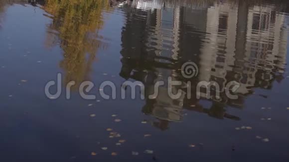 大片灰色的乡间小屋反映在乡间小池塘的冲浪上视频的预览图