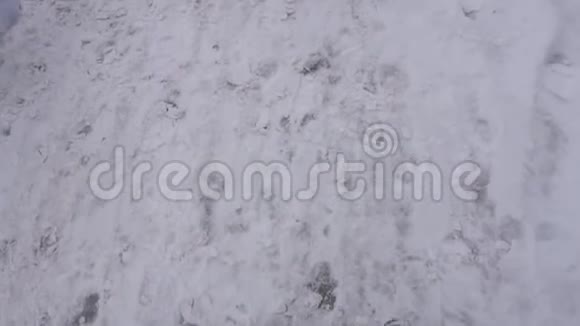 一个人走在雪地里把他的腿从相机背景冬天慢动作鞋类上移开视频的预览图