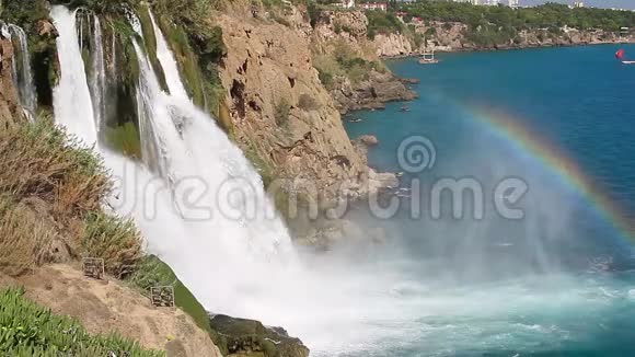 大海上有彩虹的瀑布视频的预览图
