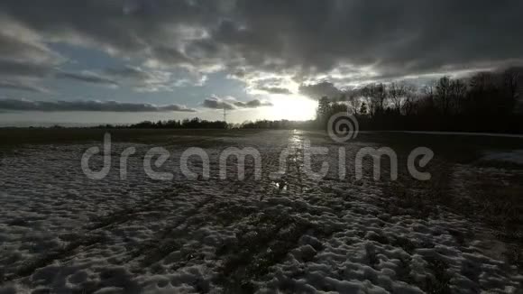 冬季和最后一场雪之后夜间黑云密布的麦田视频的预览图