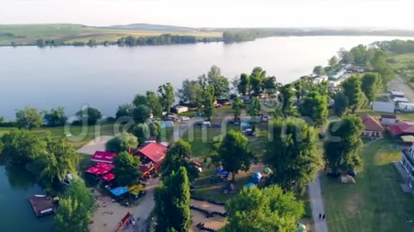 无人驾驶飞机飞越摩拉维亚湖视频的预览图