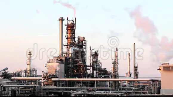 石油和天然气精炼厂工厂烟堆时间间隔视频的预览图