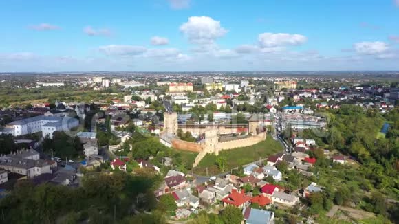 卢茨克美丽的老城堡的鸟瞰图摄像机从下往上移动视频的预览图