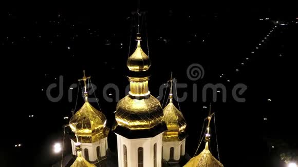 鸟瞰东正教与黄金屋在夜间把摄像机从被摄物上移开视频的预览图