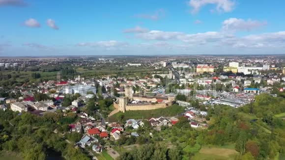 卢巴特城堡附近美丽的全景卢茨克城市景观摄像机从右到左跟踪视频的预览图