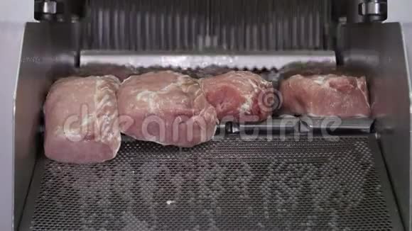 猪肉加工厂注射卤肉视频的预览图