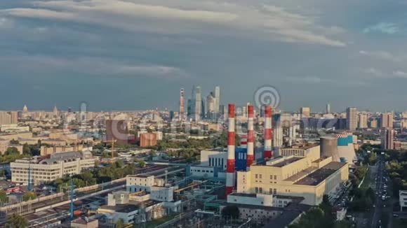 莫斯科市附近城市地区的空中无人驾驶飞机飞弹视频的预览图