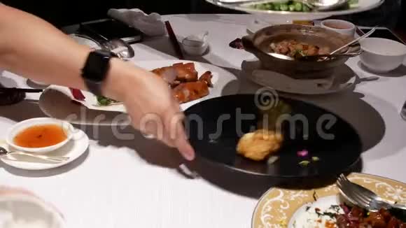 与家人一起在中餐厅用餐的人的运动视频的预览图