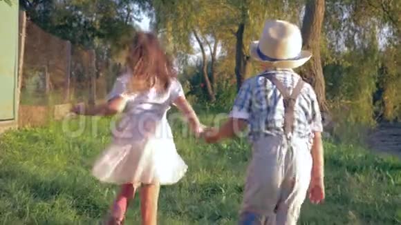 快乐的童年时光回头看小男孩和小女孩一起在农村奔跑视频的预览图