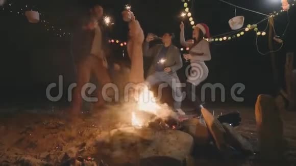 一群朋友围着海边的篝火跳舞视频的预览图